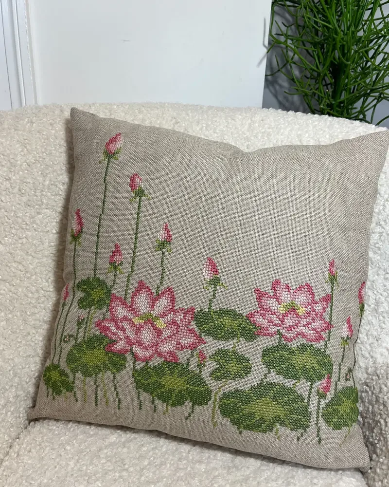 Pink lotus Flowers - Pude 45 x 45 cm