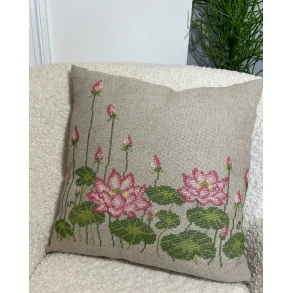 Pink lotus Flowers - Pude 45 x 45 cm